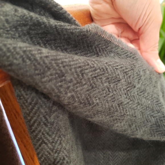 Old Navy Grey Scarf with Stripe Detail - Picture 6 of 6